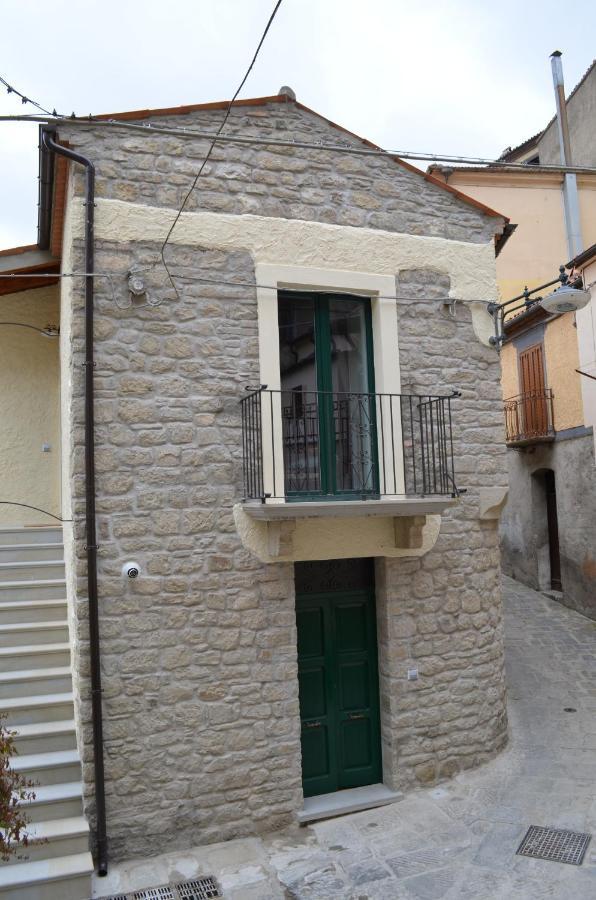 B&B La Casa Di Giulietta คาสเตลเมซซาโน ภายนอก รูปภาพ
