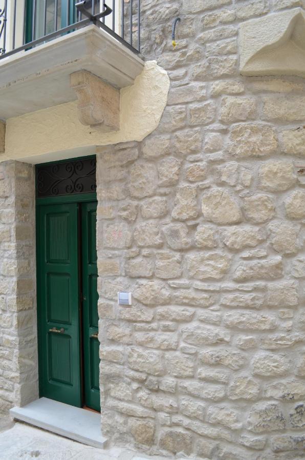 B&B La Casa Di Giulietta คาสเตลเมซซาโน ภายนอก รูปภาพ