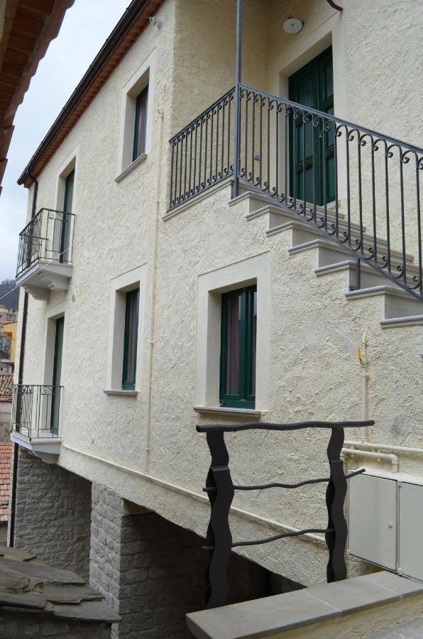 B&B La Casa Di Giulietta คาสเตลเมซซาโน ภายนอก รูปภาพ