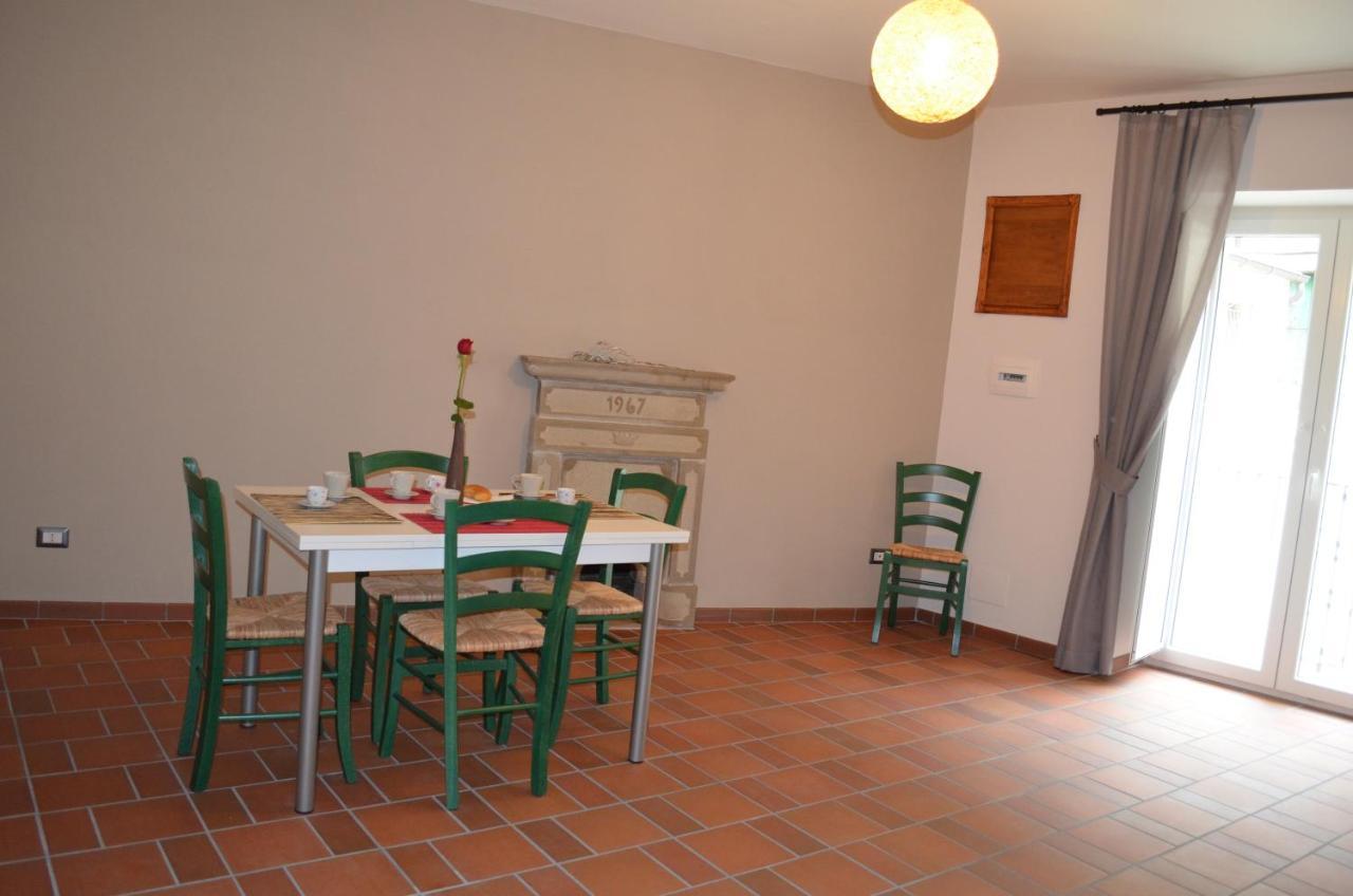 B&B La Casa Di Giulietta คาสเตลเมซซาโน ภายนอก รูปภาพ
