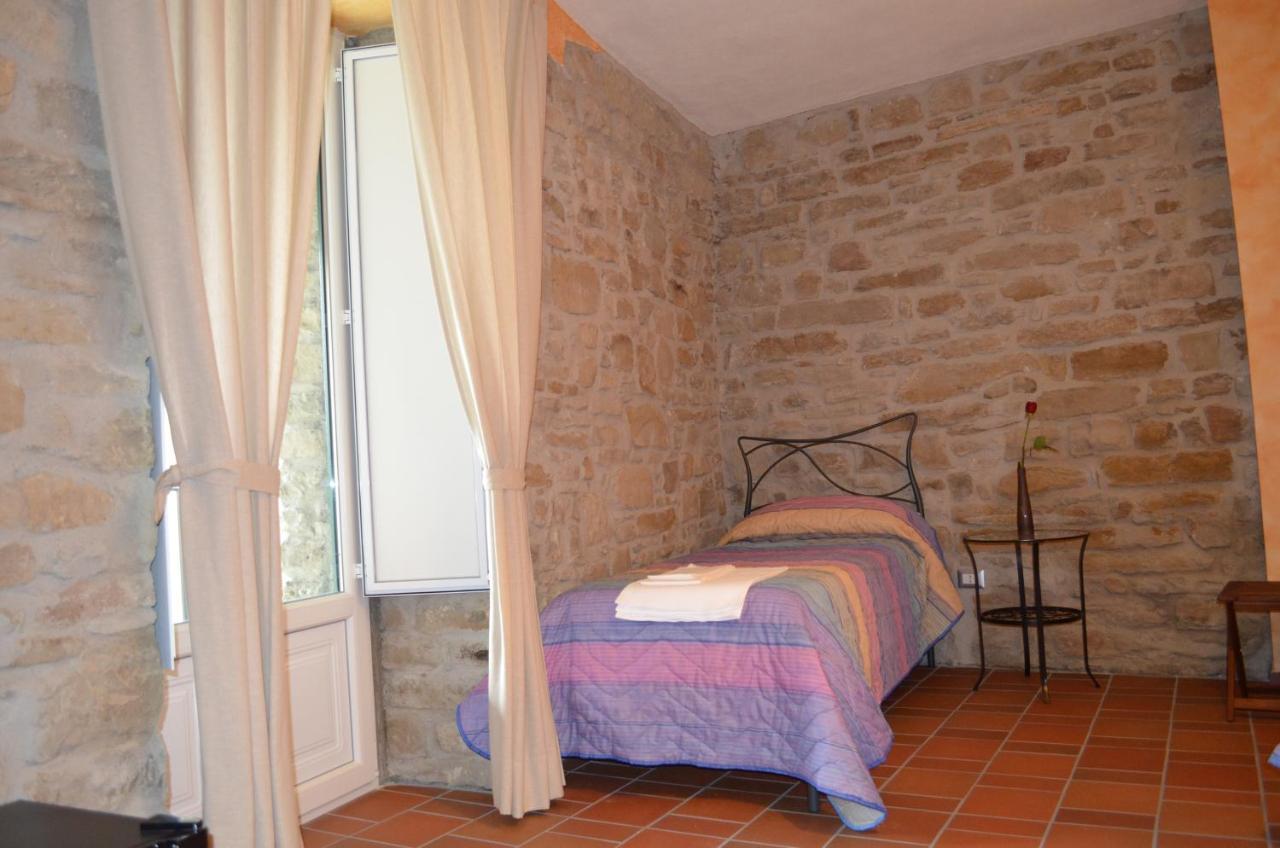 B&B La Casa Di Giulietta คาสเตลเมซซาโน ภายนอก รูปภาพ