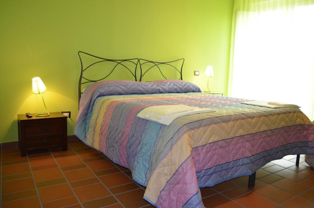 B&B La Casa Di Giulietta คาสเตลเมซซาโน ห้อง รูปภาพ